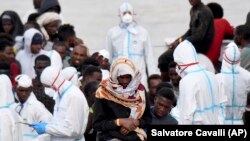 Сицилиянын жээгиндеги мигранттар. 13-июнь, 2018-жыл. 