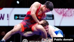 Эрназар Акматалиев финалда Виктор Рассадин менен күрөшүп жаткан учур. .Wrestling Asian Championships 2025