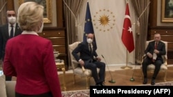 Президентка Єврокомісії Урсула фон дер Ляєн, президент Європейської Ради Шарль Мішель (у кріслі ліворуч) та президент Туреччини Реджеп Тайїп Ердоган (у кріслі праворуч), Анкара, 6 квітня 2021 року