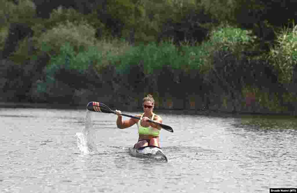 Csipes Tamara kajakozó, a tokiói olimpiára utazó csapat tagja a szolnoki edzőtáborban, a holt-tiszai vízisporttelepen 2021. július 21-én