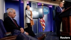 Donald Trump, alături de consilierii medicali Anthony Fauci și Deborah Birx