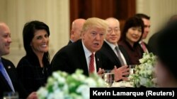 Трамп АКШнын Улуттар Уюмунун Коопсуздук Кеңешиндеги мурдагы жана азыркы элчилери менен түштөнүүдө.