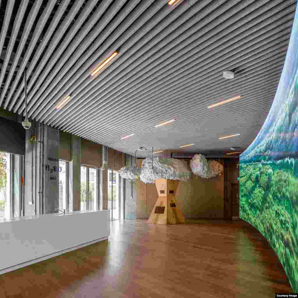 Поглед на романскиот павилјон, кој има огромен LCD екран (видлив десно).