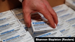 Група, яка представляє інтереси американської фармацевтичної промисловості, виступила з критикою наміру Байдена, підкресливши, що такий крок може «підірвати глобальну відповідь на пандемію і поставити під загрозу безпеку медикаментів»