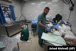 Një pjesëtar i ekipit mjekësor duke u falur në një dhomë për sterilizimin e mjeteve kirurgjike, e cila shërben edhe si dhomë pushimi dhe faljeje për mjekët dhe stafin.