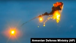 Stop cadru dintr-un video al ministerului armean al apărării, care pretinde că ar arăta doborîrea unui vehicol aerian nepilotat azer de o rachetă armeană: