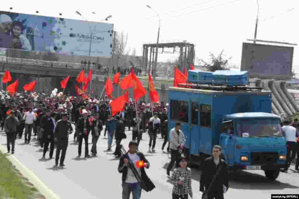 Жөө жүрүш учурунда коопсуздук чаралары күчөтүлүп, тартип коргоо кызматкерлери жол бою тизилип, байкоо салып турушту.