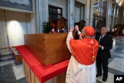 Cardinalul Camerlengo Kevin Joseph Farrell pune sigiliul pe sicriul Papei Francisc în timpul ceremoniei de înmormântare din interiorul Bisericii Santa Maria Maggiore din Roma, sâmbătă, 26 aprilie 2025.