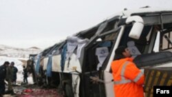 بارش برف سنگين بسیاری از جاده های منتهی به شمال ایران را بسته است.