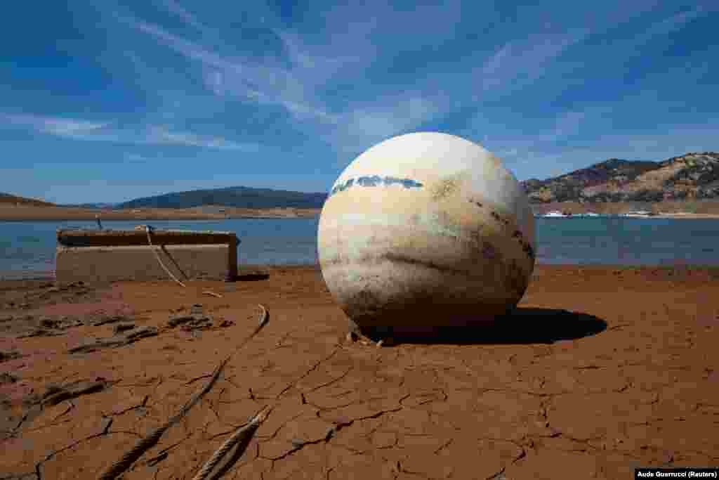 Ez a bója, a betonhorgonnyal együtt korábban a vízben volt az Oroville-i tóban, amely Kalifornia második legnagyobb víztározója. Most szárazon hever.