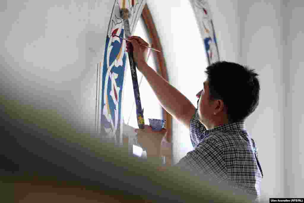 Ильязбек Полотов мечиттин ич жасалгасын жана чатыр туникелерин жасаган топтун жетекчиси. Анын айтымында, көркөмдөө үчүн колдонулган боёктор Түркиядан атайын алып келинген.