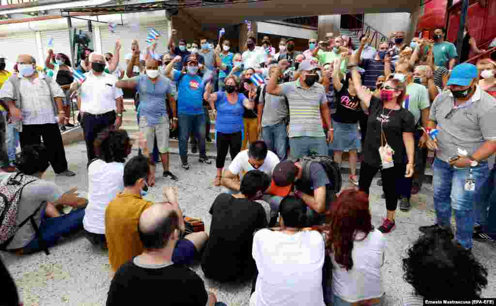 Demonstruesit e ulur këmbëkryq protestojnë para punonjësve të ICRT-së.