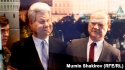 Кукольные фигуры Бориса Ельцина и Геннадия Зюганова из программы "Куклы" 90-х годов 