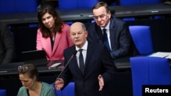 Канцлер Німеччини Олаф Шольц відповідає на запитання законодавців під час пленуму нижньої палати парламенту в Бундестазі, Берлін, Німеччина, 13 березня 2024 року