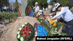 Кыргыз Республикасынын Эл артисти Искра Райымкулова "Ала-Арча" көрүстөнүнө жерге берилди.
