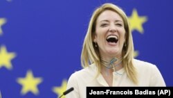 Președinta Parlamentului European, Roberta Metsola, a declarat primirea a sute de cadouri de la diveșri oameni de stat, însă cu întârziere. 