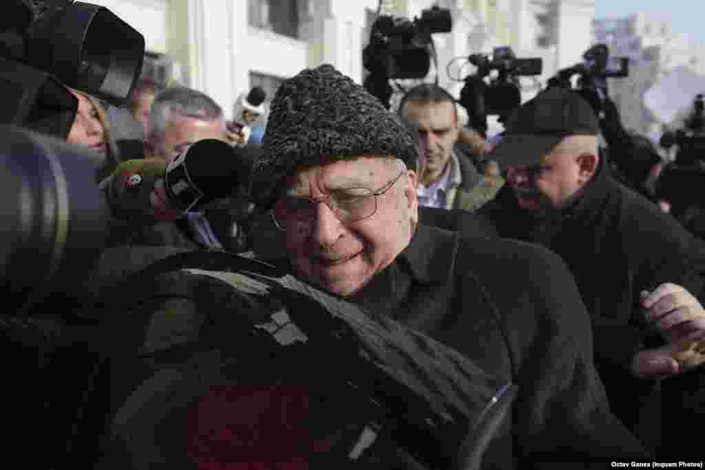 Fostul presedinte Ion Iliescu a fost trimis în judecată în dosarul Revoluției pentru infracţiuni contra umanităţii.În fotografia de mai sus sosește la sediul Parchetului General de pe lângă Inalta Curte de Casație și Justiție, în București, luni, 16 ianuarie 2017.