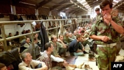 Logor Manjača, avgust 1992. godine. 