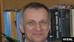 Віктор Качула, головний редактор щотижневої газети «Кримська світлиця», єдиної повноцінної українськомовної газети в Криму. 29 грудня 2009 року Міністерство культури України видало наказ про його звільнення