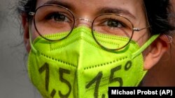 1,5 százalékkal emelkedhet csak a Föld átlaghőmérséklete: áll egy német klímatüntető maszkján