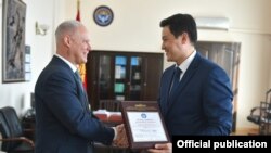 ЕККУнун Бишкектеги өкүлү Пьер фон Аркска (солдо) өкмөт башчы Улукбек Марипов (оңдо) "Ардак грамота" тапшырууда. Бишкек. 2021-жылдын 26-февралы. 
