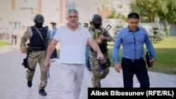 Курсана Асанова ведут в суд для избрания меры пресечения. 16 сентября 2021 года. 