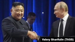 Lideri i Koresë së Veriut Kim Jong Un (majtas) dhe presidenti i Rusisë Vladimir Putin. Vladivostok, Rusi, 25 prill 2019.