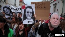 Хиляди хора протестираха в сряда във Варшава срещу полското правителство.
