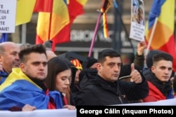George Simion, președintele AUR, și simpatizanti ai partidului, precum și ai candidatului independent Călin Georgescu, participă la o acțiune de protest cu titlul „Miting pentru democrație" în București, pe 12 ianuarie 2025.