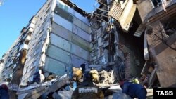 На месте взрыва температура воздуха держится близко к 20 градусам мороза. Магнитогорск, 31 декабря 2018