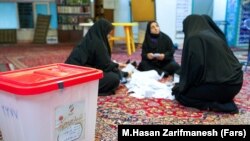 نمایی از شمارش آرای انتخابات شوراها پس از اتمام انتخابات ۱۴۰۰ در بامداد شنبه ۲۹ خرداد