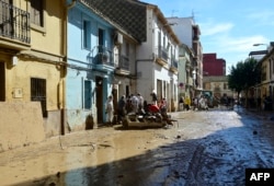 COP29 are loc în vreme ce locuitorii regiunii spaniole Valencia se luptă cu urmările ploilor și viiturilor catastrofale. Experții spun că asemenea fenomene extreme vor fi tot mai frecvente din cauza încălzirii globale.