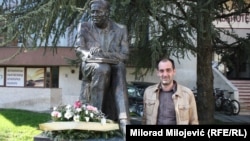 Berislav Blagojević pored spomenika Branku Ćopiću