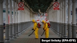 Punonjësit e Ministrisë së Situatave Emergjente dezinfektojnë stacionin hekurudhor Belorussky në Moskë, 11 qershor 2021. 