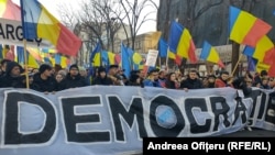 Peste 10.000 de persoane au luat parte duminică, 12 ianuarie 2025, la un protest inițiat de liderul AUR, George Simion, contra anulării alegerilor prezidențiale. Învingătorul din noiembrie, candidatul pro-rus Călin Georgescu, a plecat vineri în străinătate și nu a participat.