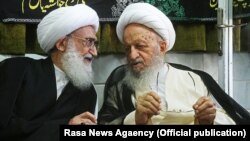 Hossein Nuri Hamedani és Naser Makarem Shirazi iráni ajatollahok, azaz legmagasabb rangú síita főpapok egy dátum nélküli fotón. 