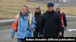 Президент Садыр Жапаров жана “Кумтөр Голд Компани” ишканасынын убактылуу тышкы башкаруучусу Тенгиз Бөлтүрүк. Кумтөр, Ысык-Көл, Кыргызстан. 15-июнь, 2021-жыл.