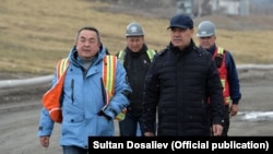 Президент Садыр Жапаров жана "Кумтөр Голд Компанинин" тышкы башкаруучусу Теңгиз Бөлтүрүк Кумтөр кенинде.