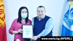 «Азаттыктын» кабарчысы Бактыгүл Чыныбаевага мэриянын ыраазычылык катын мэрдин милдетин аткаруучу Балбак Түлөбаев тапшырды. 2020-жылдын 30-декабры.