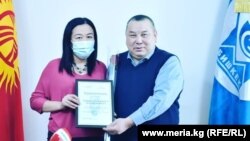 "Азаттыктын" кабарчысы Бактыгүл Чыныбаевага мэриянын Ыраазычылык катын тапшыруу учуру. 2020-жылдын 30-декабры.
