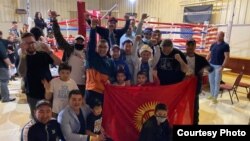 Басызбек Баратов беттештен соң менеджери жана жердештери менен. АКШ. Пенсилвания штаты. 17-май, 2021-жыл.