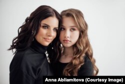 Анна з донькою