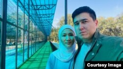 Түркияда кармалган Азамат Нурмат уулу жубайы менен.