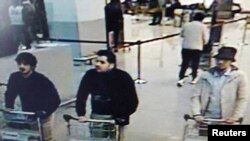 تصویری که روز گذشته پلیس بلژیک منتشر کرد. گفته می‌شود مردی که در وسط ایستاده یکی از برادران البکروی است و فرد سمت راست متواری است