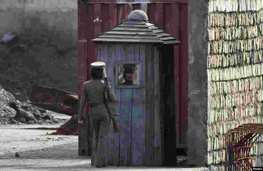 Santinelă nord-coreeană la graniţa cu China