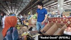 На рынке "Ходжи Шариф" в Бохтаре. Архивное фото