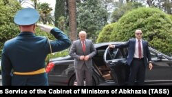 Возвращение Аслана Бжания в страну на этой неделе после месячного отсутствия не было замечено никем