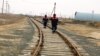 Дорожные рабочие компании «КазМунайТениз», село Боранколь в Мангистауской области, 24 марта 2018 года. 