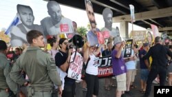 Израилдин борбору Тель-Авивде чогулгандар ок атууну токтотуп, барымтадагыларды бошотуп алууну талап кылууда. 26-август, 2025-жыл. 