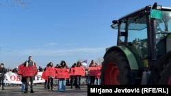 Трактори предводат колона студенти кон белградскиот мост Газела, студентите носат транспаренти со имињата на 15-те лица загинати во несреќата, 9 февруари 2025 година.